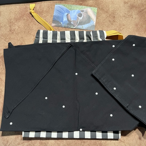 LELE SADOUGHI AUTHENTIC JET & EMBELLISHED HEAT STAMP PEARLS FACE MASK - Picture 5 of 7